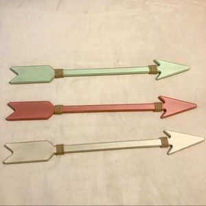 Wall decor arrows